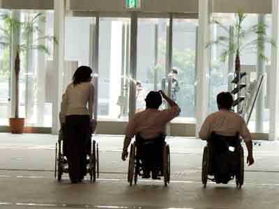 写真：Dream Navigator Yokohamaの会員（車椅子）の後ろ姿