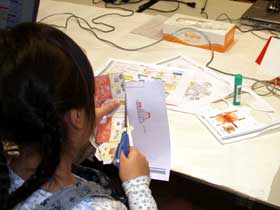 写真：ペーパークラフトの制作中